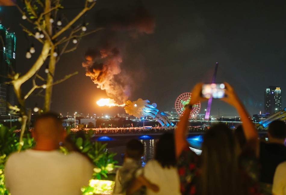 Danang Dragon Bridge show