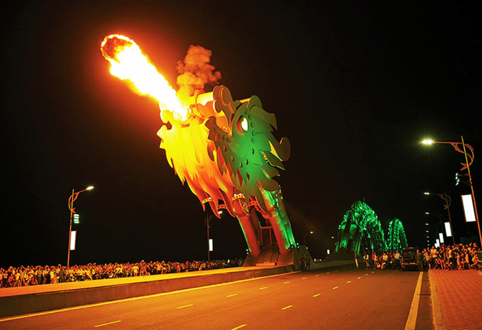 Dragon Bridge fire show