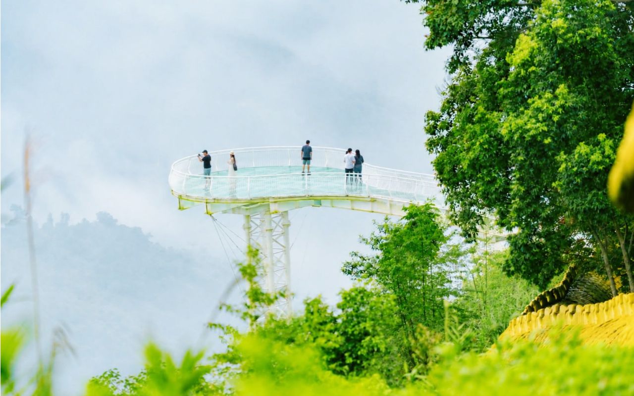 Dong Giang Glass Bridge